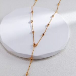 Halskette mit kleinen Kugeln