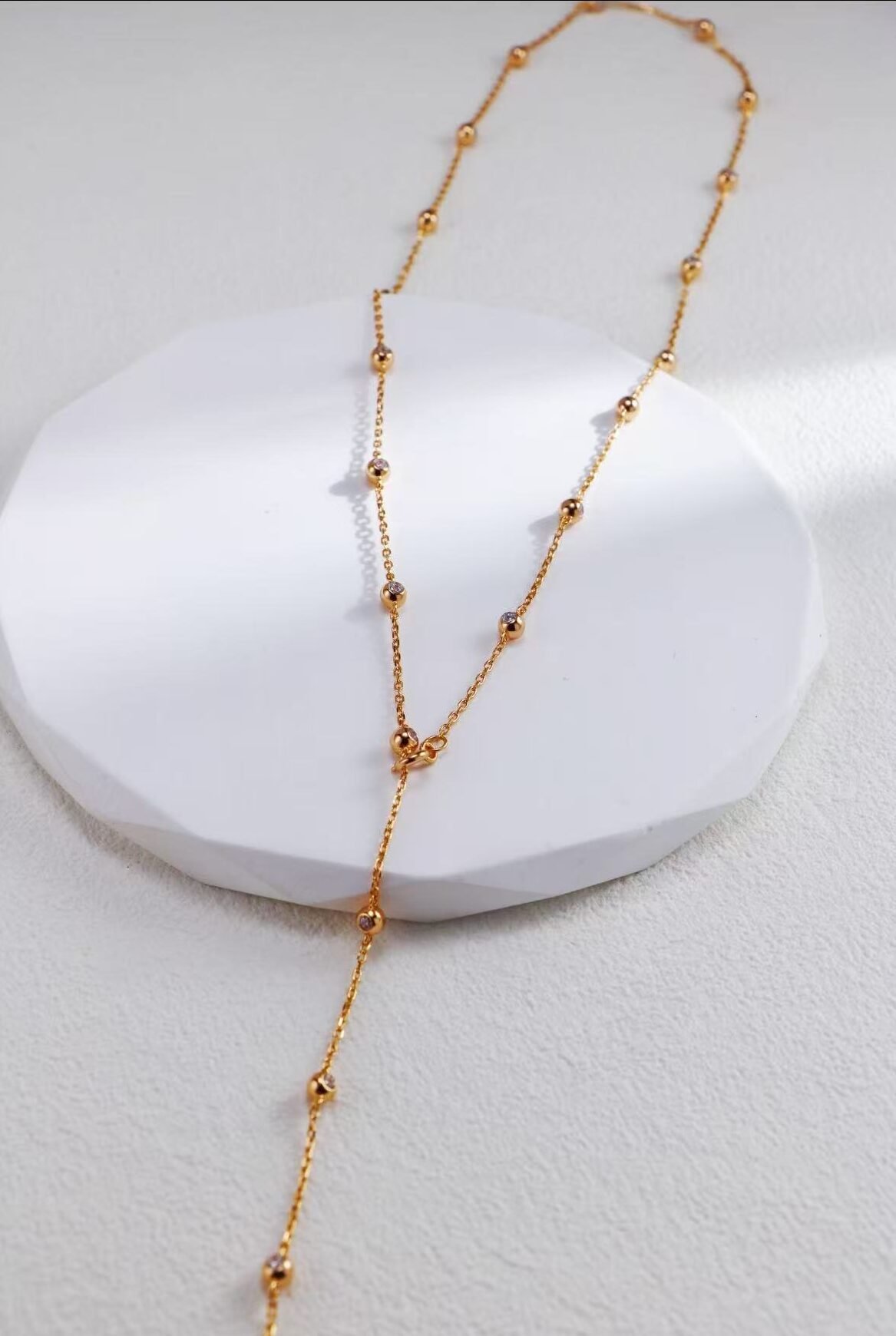 Halskette mit kleinen Kugeln